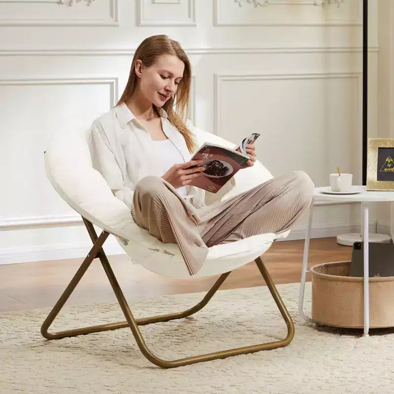 Chaise de bureau ergonomique sans accoudoirs avec hauteur et soutien lombaire réglables ; chaise de bureau pivotante et roulante.