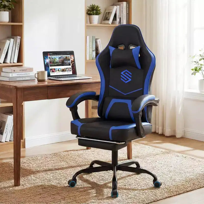 Fauteuil de jeu avec appuie-tête, support lombaire, accoudoirs liés et dossier réglable.