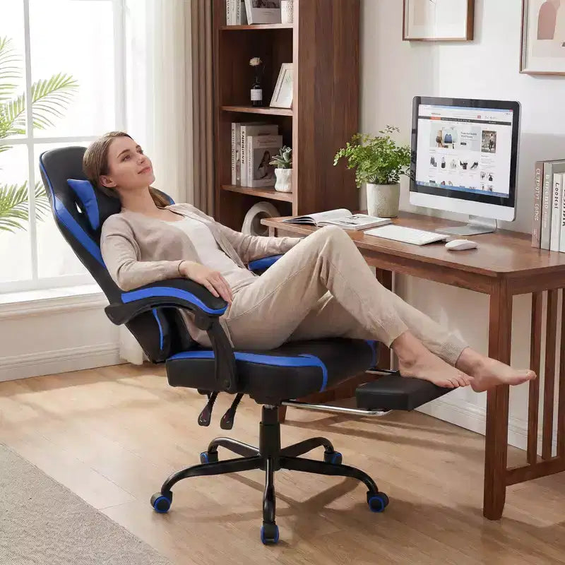 Fauteuil de jeu avec appuie-tête, support lombaire, accoudoirs liés et dossier réglable.