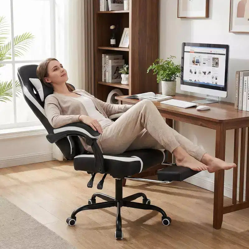Fauteuil de jeu avec appuie-tête, support lombaire, accoudoirs liés et dossier réglable.