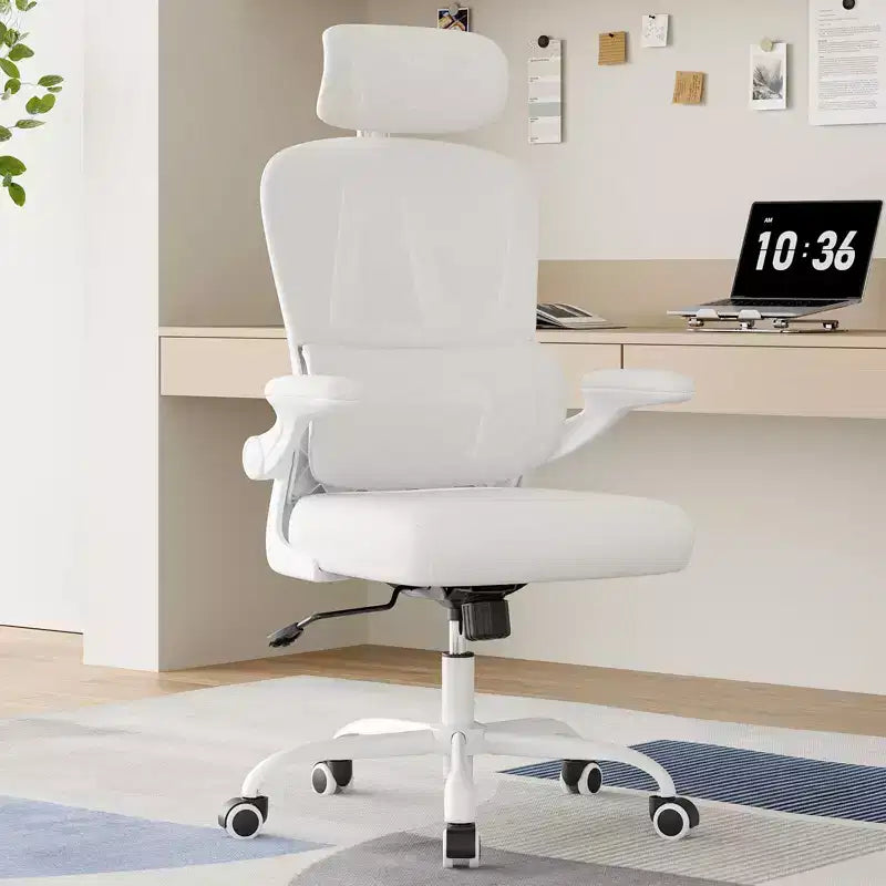 Chaise de bureau ergonomique en maille avec support lombaire réglable, appui-tête et accoudoirs escamotables.