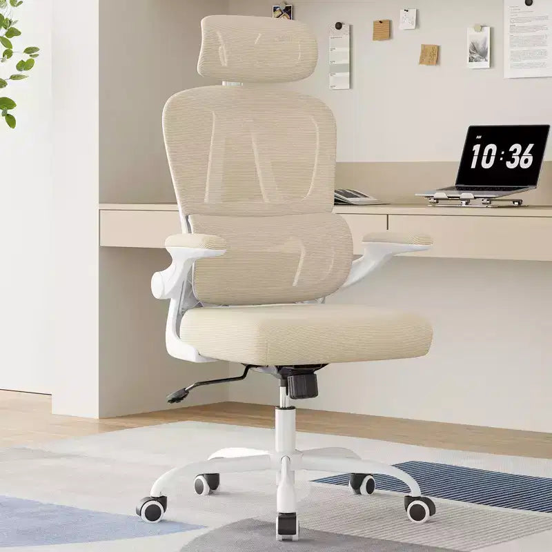 Chaise de bureau ergonomique en maille avec support lombaire réglable, appui-tête et accoudoirs escamotables.