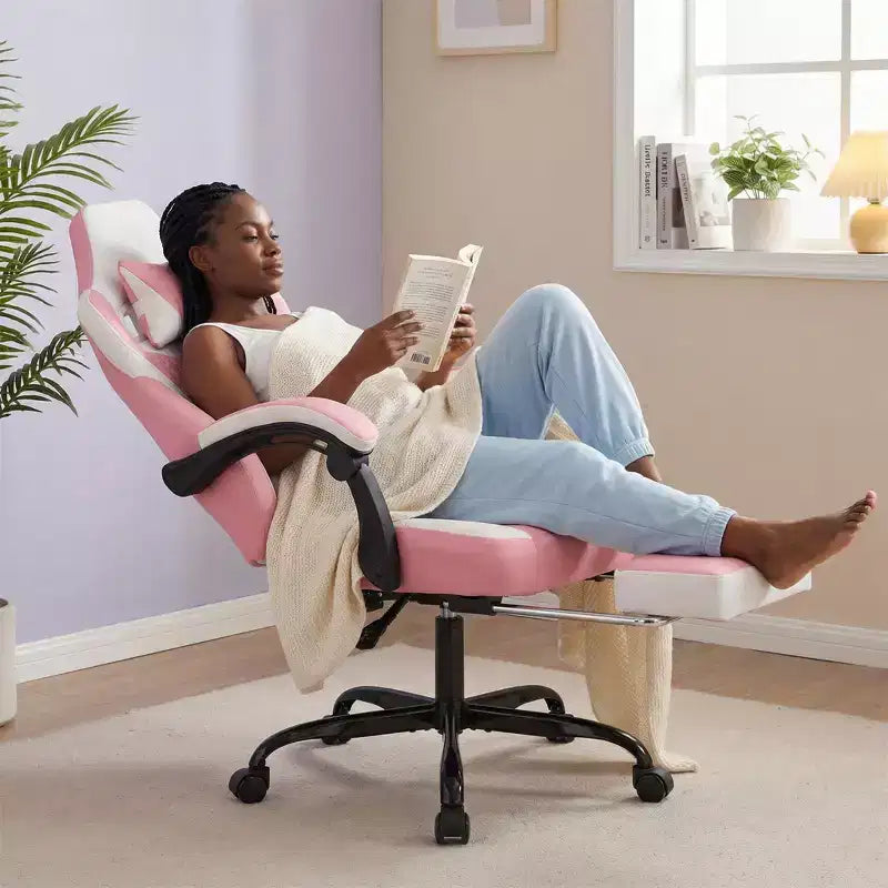 Chaise de jeu avec repose-pieds, design ergonomique à dossier haut, appui-tête et support lombaire réglables.