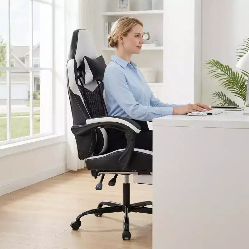 Chaise de jeu avec repose-pieds, design ergonomique à dossier haut, appui-tête et support lombaire réglables.