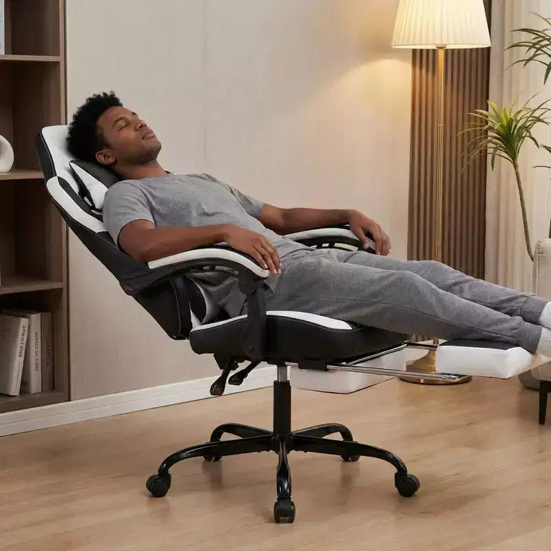 Chaise de jeu avec repose-pieds, design ergonomique à dossier haut, appui-tête et support lombaire réglables.