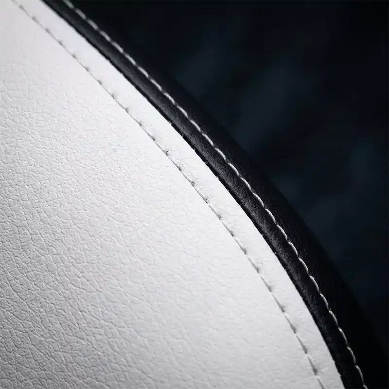 Chaise de jeu avec repose-pieds, design ergonomique à dossier haut, appui-tête et support lombaire réglables.