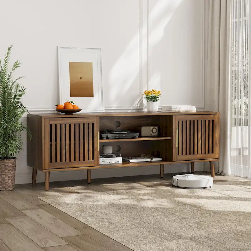 Meuble TV avec deux portes persiennes et étagères de rangement réglables.