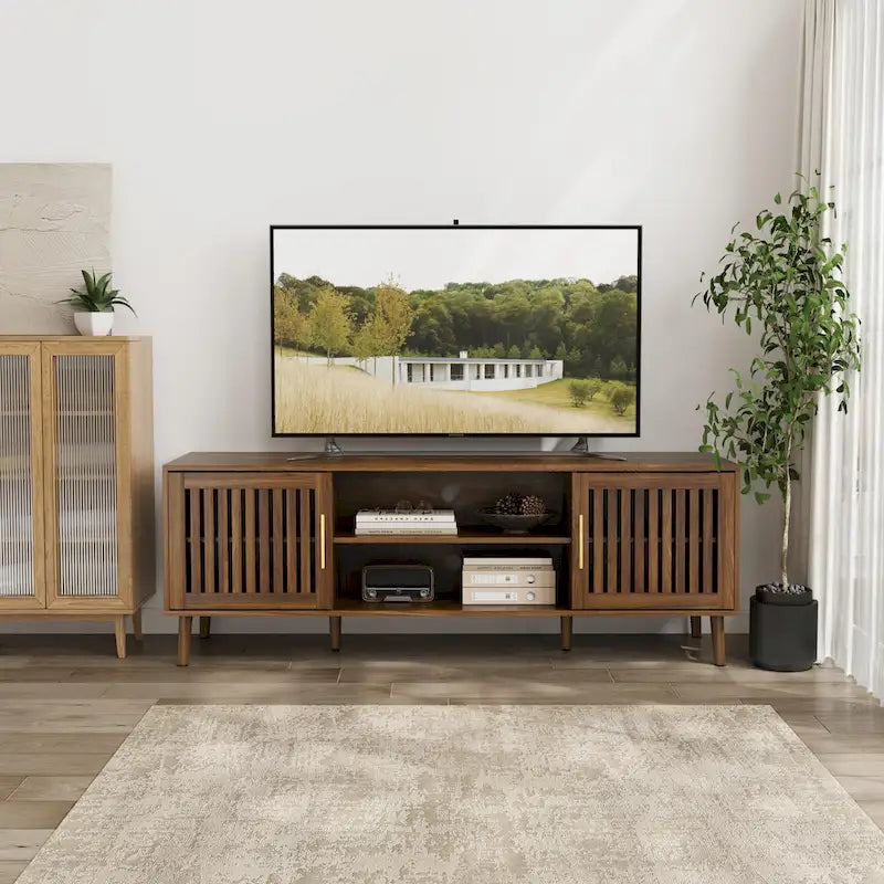 Meuble TV avec deux portes persiennes et étagères de rangement réglables.