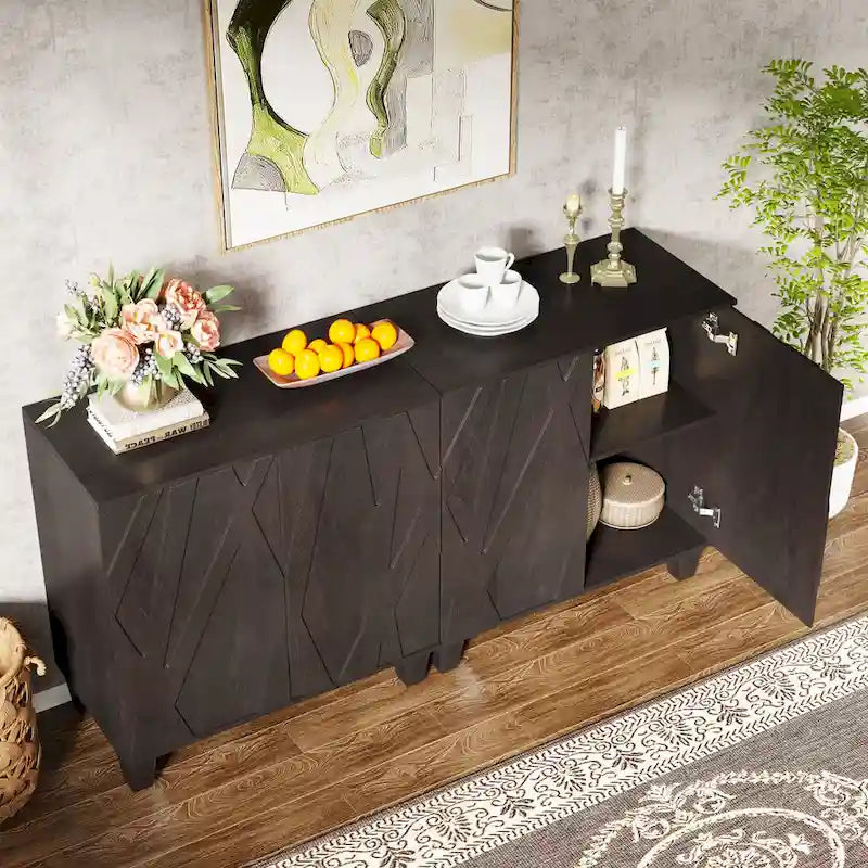 Un buffet en bois avec étagères réglables.